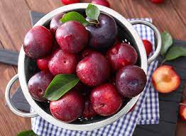 Plums: Information about nutritional value and health advantages